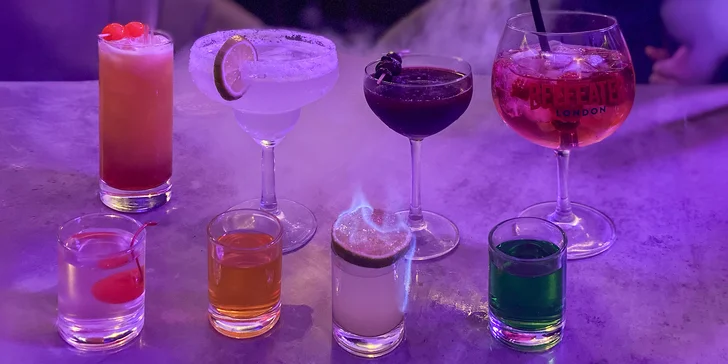 Vodní dýmka s tabákem dle výběru, míchané drinky i nachos ve Smoukárně nebo Foukárně