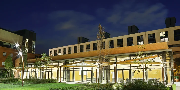 Hotel se nachází 7 km od centra, zato hned u zastávky metra, které vás doveze k těm největším pokladům města. 