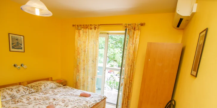 Od moře jsou apartmány vždy vzdálené 50–400 metrů. 