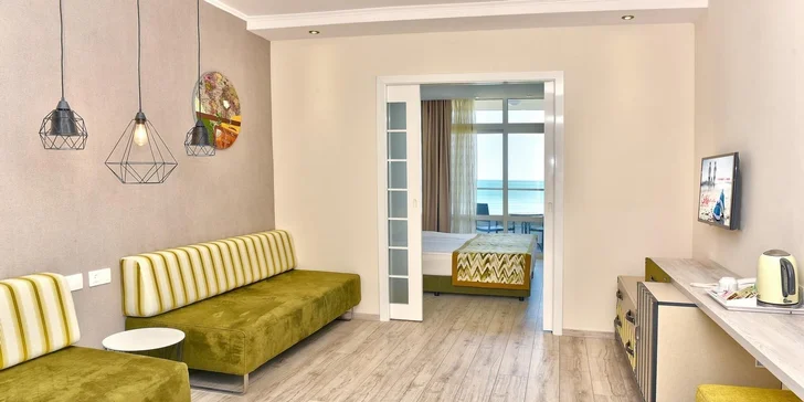 Pro rodiny jsou ideální volbou rodinné pokoje s ložnicí a obývacím pokojem odděleným posuvnými dveřmi.

