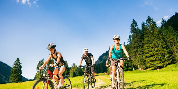 V okolí je 750 km cyklotras a 1000 km turistických stezek. V hotelu si můžete zdarma uschovat kola i nabít elektrokola. 