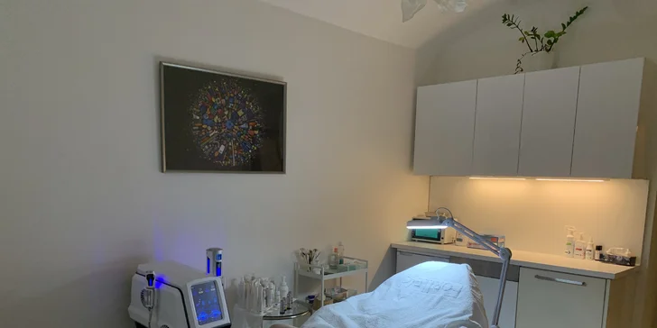 Využívá technik, jež stimulují a změkčují kůži a tukovou tkáň.