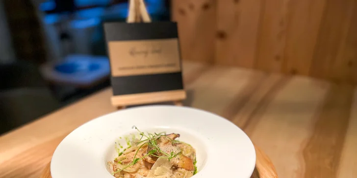À la carte menu je plné špecialít z čerstvých a lokálnych regionálnych surovín.