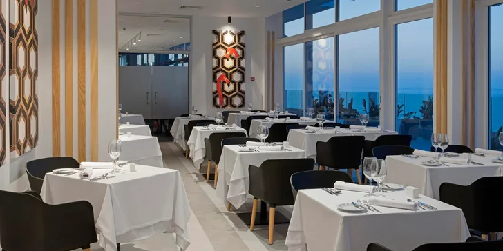 V hlavní hotelové restauraci si také užijete nádherný výhled na moře i město.