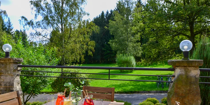 Restaurace nabízí i venkovní posezení a také piknikovou louku. 