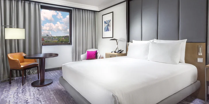 Hotel Hilton nabízí ubytování v několika typech pokojů – všechny mají pohodlné postele (některé king size), televizi a Wi-Fi připojení a také vlastní koupelnu se sprchou.