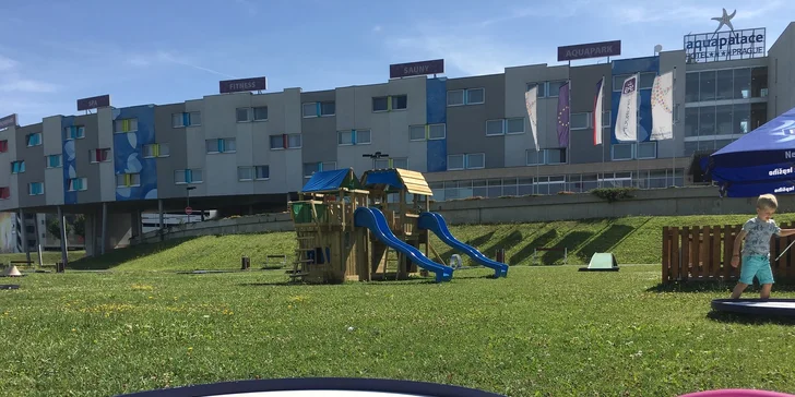 Nejmenší hráči se vyřádí nejen při minigolfu, ale i na dětském hřišti. 