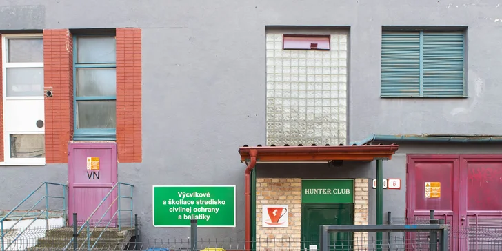 Strelnica disponuje pohodlným parkovaním priamo pred vstupom.