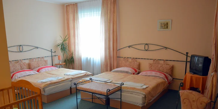Standardně vybavené pokoje vám zajistí soukromí i potřebné pohodlí..