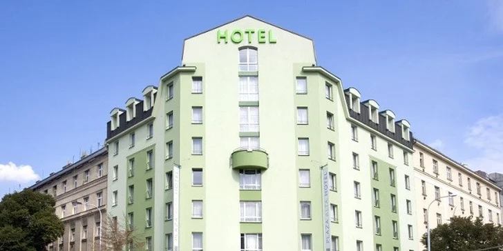  Hotel je umiestnený v pokojnom prostredí obklopenom zeleňou iba 10 minút od centra Prahy.