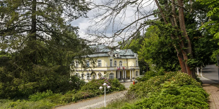 Hotel se nachází uprostřed příjemného parku jen 1 km od Zpívající fontány.  