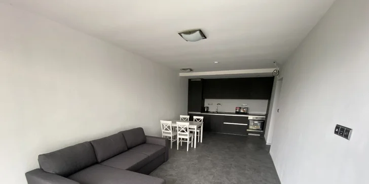 Apartmán De Luxe nabídne samostatnou ložnici, obývací pokoj s kuchyňkou, prostornou terasu a koupelnu s vanou.