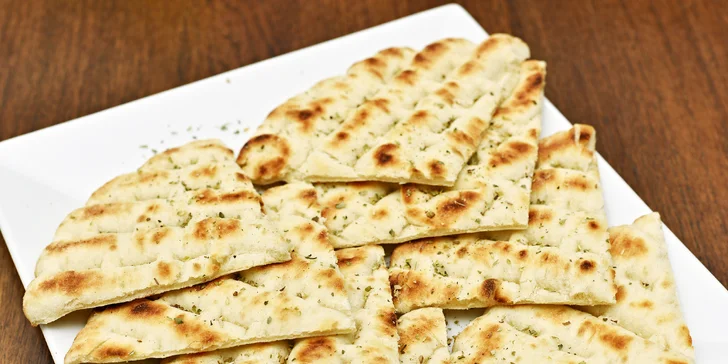 Ke slávkám budete zakusovat klasický řecký pita chleba.