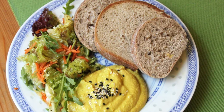 Předkrm si můžete vybrat ze dvou variací. Takhle vypadá hummus. 