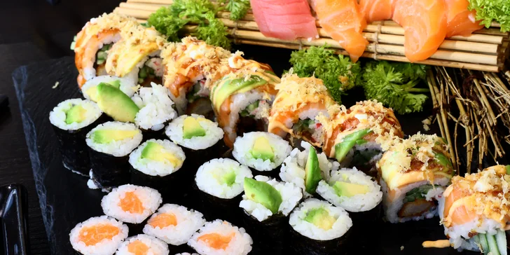 Vyrazte s partnerem či s přáteli do restaurace Kiyoko, kde vám připraví sushi set s 52 kousky.