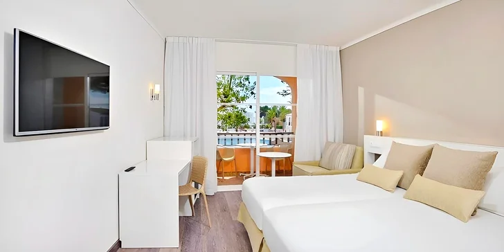 V hotelu pro vás bude připraven 2lůžkový pokoj s klimatizací a balkonem či terasou.