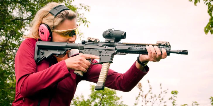 Vyzkoušíte si americkou karabinu AR9, brokovnici Beretta nebo Mossberg a americkou pistoli Kimber.