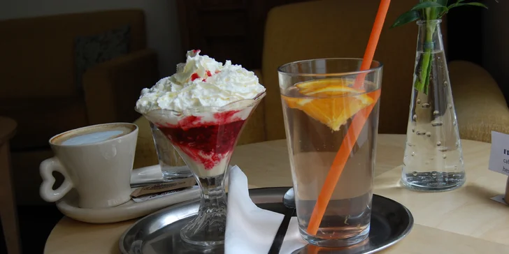 Sami nebo ve dvou si dáte horké maliny a k tomu kávu nebo domácí limonádu. 