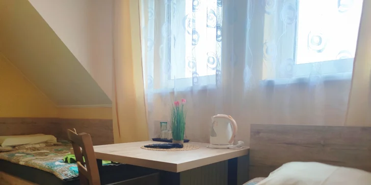 Pokoje jsou skromně, ale dostatečně zařízené.