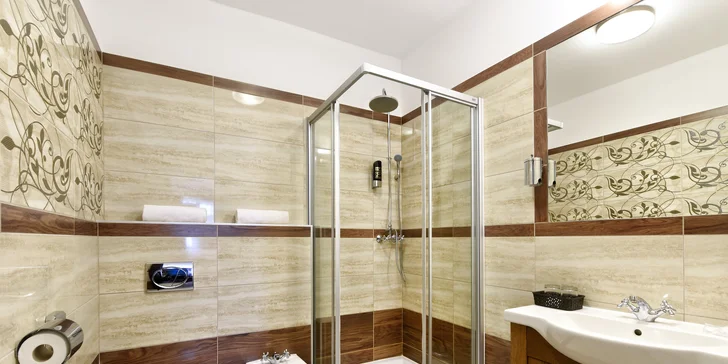 Samozřejmostí v každém pokoji je sociální zařízení (umyvadlo, sprchový kout, WC, bidet).