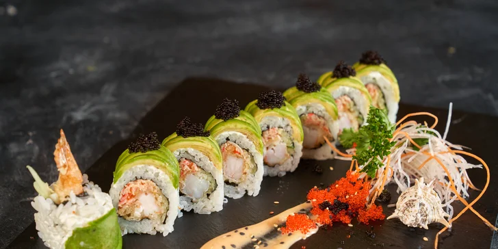 Ve větších setech pak nechybí ani křupavé smažené sushi. 