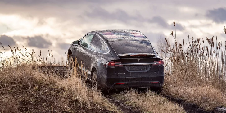Čeká vás naprosto nevšední hodina off-road jízdy, během které poznáte, že tohle auto budoucnosti se nezalekne ničeho.