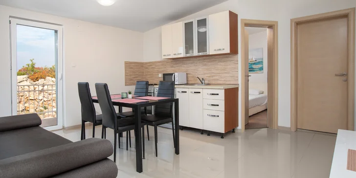 Apartmánový dom Magdalena v chorvátskom mestečku Karlobag je od mora vzdialený len 200 m.