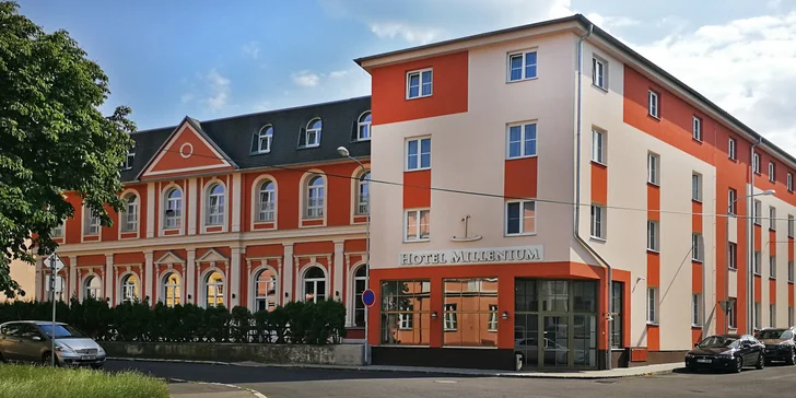 Hotel stojí v klidné části města, vyrážet odtud můžete na výlety i procházky po Karlových Varech. 