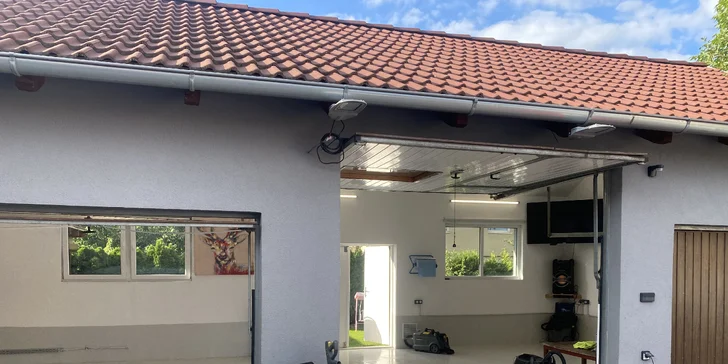 Služba premium zahrnuje ruční mytí auta, mytí kol, ošetření pneumatik a dvoukrokovou aplikaci nanovosku.