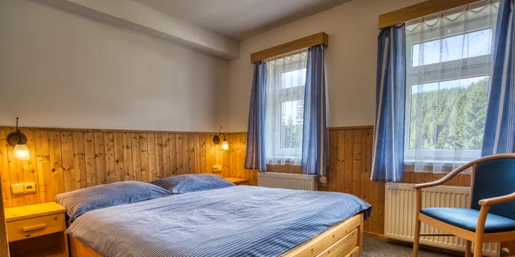 3* pokoje s masivním nábytkem jsou v penzionu. Obě budovy jsou spolu propojené podzemní chodbou. 