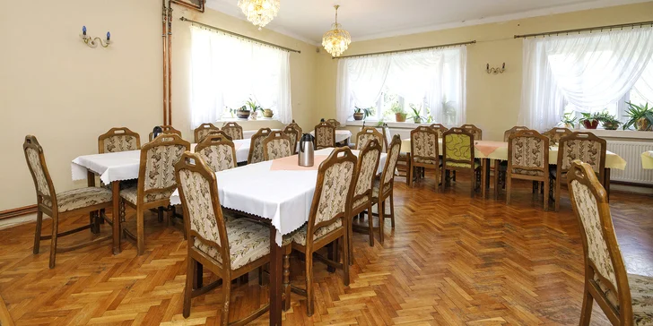 Ak sa nechcete starať o stravu, vyberte si balíček s bufetovými raňajkami, prípadne rovno polpenziu, ktorá vám zabezpečí aj servírované dvojchodové večere.