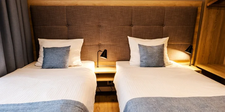 Moderní prostor hotelu vás jistě nadchne – všechny pokoje jsou upravené ve stylu bílé a mořské modři.