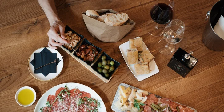 Tapas, to jsou šunky, sýry, olivy, rajčátka a k tomu pečivo a sicilský olej. 