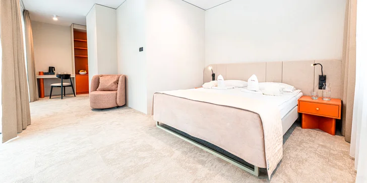 Na výber sú dvojlôžkové izby, rodinná izba aj priestranný apartmán.