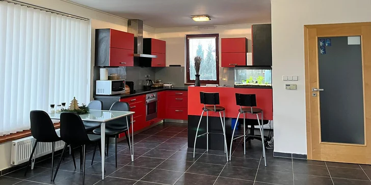 Ustláno pak budete mít v ložnici, k dispozici budete mít také toaletu, kuchyňku, minibar a odpočívárnu s masážním lůžkem. 
