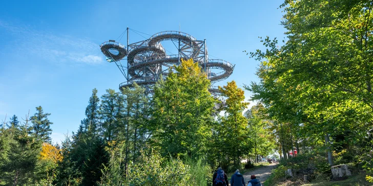 Perfektním cílem pro procházku je pouze kilometr a půl vzdálený Skywalk