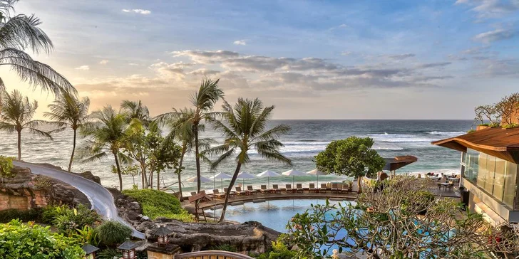 Hilton Bali Resort se nachází na vrcholu 40 m dlouhého útesu v oblasti Nusa Dua.