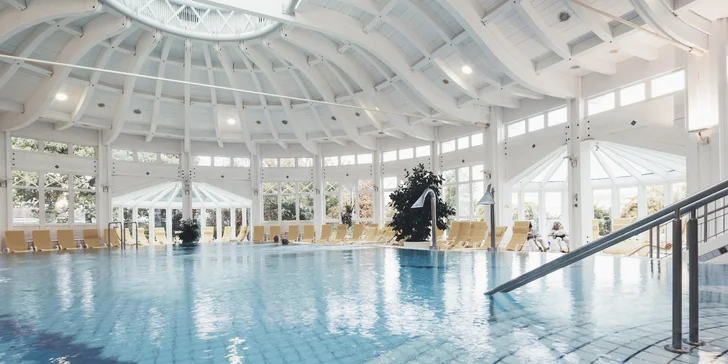 Vo wellness si aj zaplávate v termálnych bazénoch s tryskami...