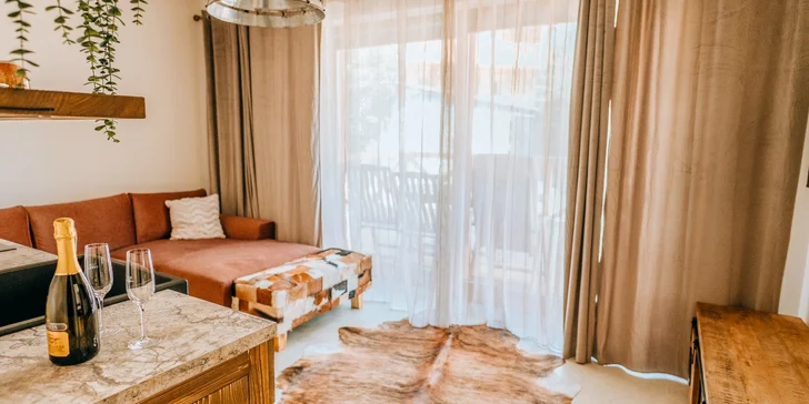 Aby bol váš pobyt dokonalý od prvého momentu, privíta vás fľaša vychladeného sektu (Apartmán Chalet C)