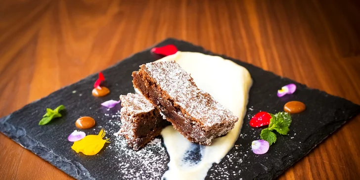 Brownies, krém mascarpone, karamel 