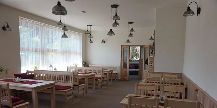 Restaurace nabízí venkovní i vnitřní posezení.