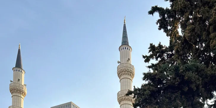 Tirana vás přivítá směsicí moderní architektury, historických skvostů a pulzující balkánské atmosféry.