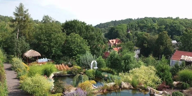 Součástí areálu je i krásná zahrada.