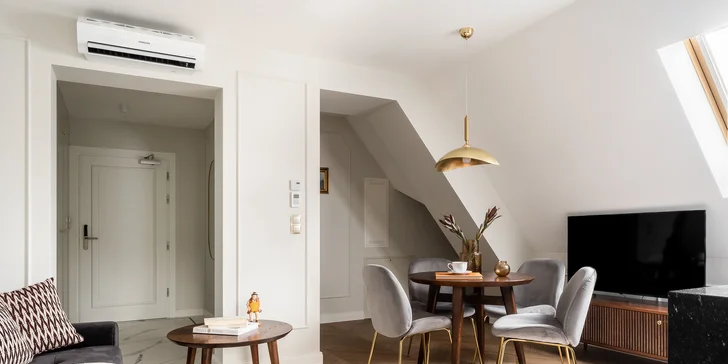 Ze všeho nejdřív se ubytujete v luxusně zařízeném apartmánu s ložnicí, obývacím pokojem a samostatnou koupelnou se sprchovým koutem.
