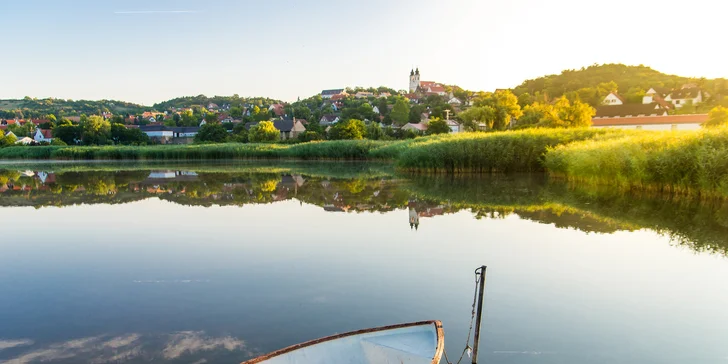 Malebné vnútorné jazero, z ktorého je pekný výhľad na mesto a okolie