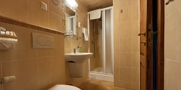 Izby disponujú vlastnou kúpeľňou so sprchovacím kútom