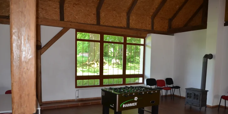 Zahrajete si stolní tenis, šipky a fotbálek.