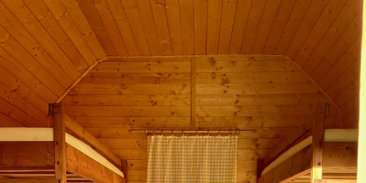 Spaní je možné ve spacáku nebo vlastních lůžkovinách (v chatce jsou k dispozici pouze prostěradla). 