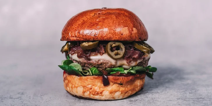 Připravují tu parádní burgery a hot dogy, které jsou tak napěchované, že na ně dokážou otevřít pusu jen ti největší jedlíci! 