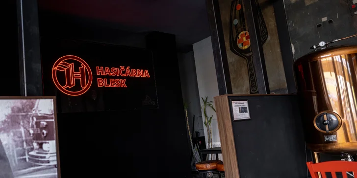 Podnik vás potěší i originálním interiérem – ten je totiž inspirován skutečnými hasičskými zbrojnicemi. 